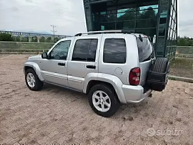 Usata Jeep Cherokee 163 CV (119 kW) 2008 Grigio SUV