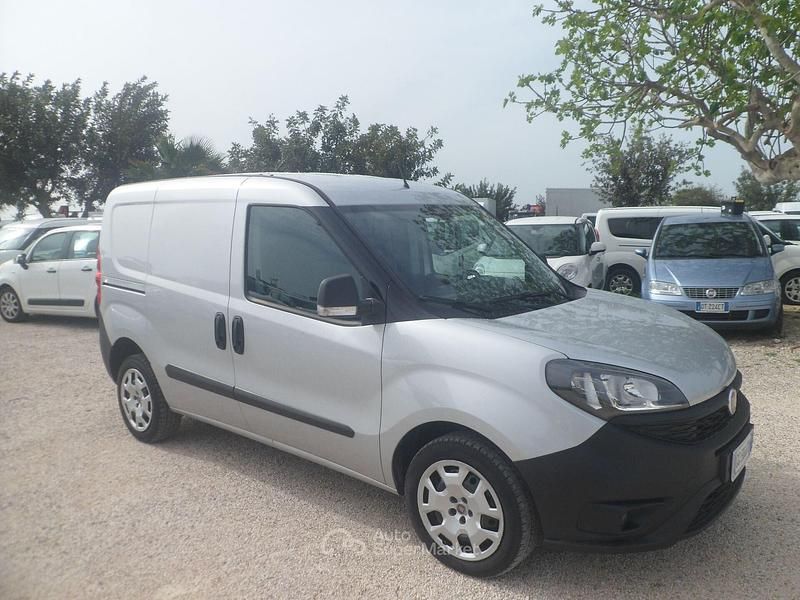 Usata Fiat Doblò 120 CV (88 kW) 2022 Grigio Monovolume