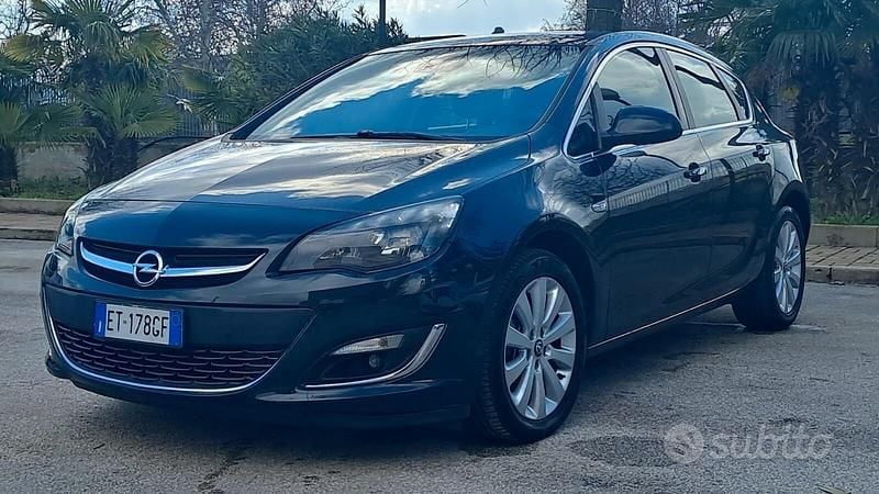 Usata Opel Astra Cosmo 110 CV (80 kW) 2013 Nero Berlina