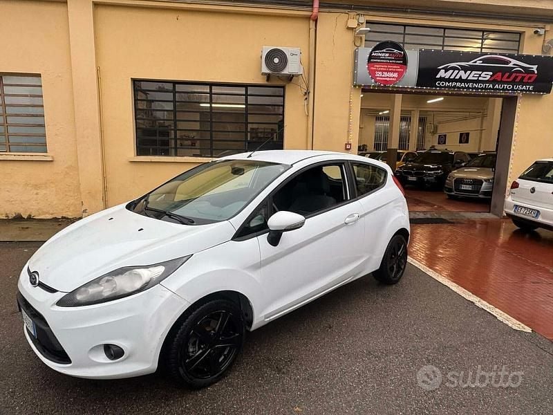 Usata Ford Fiesta 97 CV (71 kW) 2011 Bianco Berlina