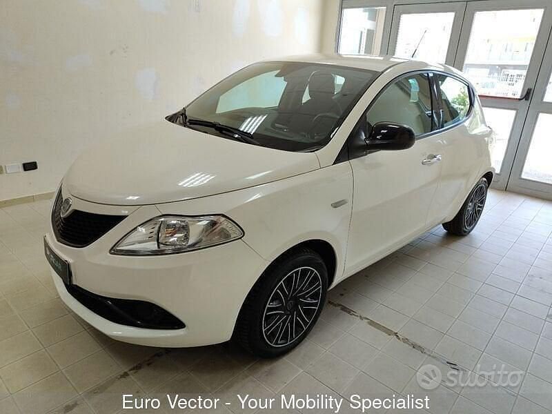 Usata Lancia Ypsilon Gold 69 CV (50 kW) 2019 Bianco Utilitaria