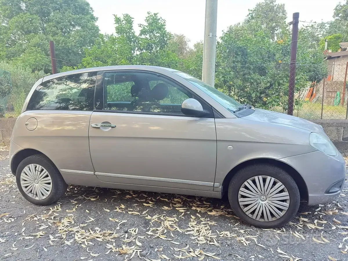 Usata Lancia Ypsilon 75 CV (55 kW) 2011 Grigio Utilitaria