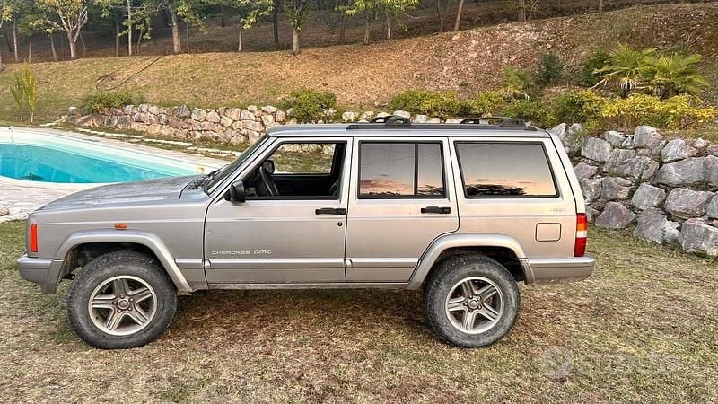 Usata Jeep Cherokee 116 CV (85 kW) 2000 Grigio SUV