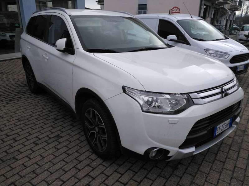 Usata Mitsubishi Outlander Instyle 150 CV (110 kW) 2015 Bianco pastello SUV