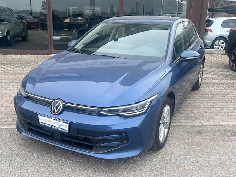 Usata VW Golf VIII Life 116 CV (85 kW) 2025 Blu Berlina