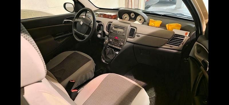 Usata Lancia Ypsilon 95 CV (69 kW) 2005 Beige Utilitaria