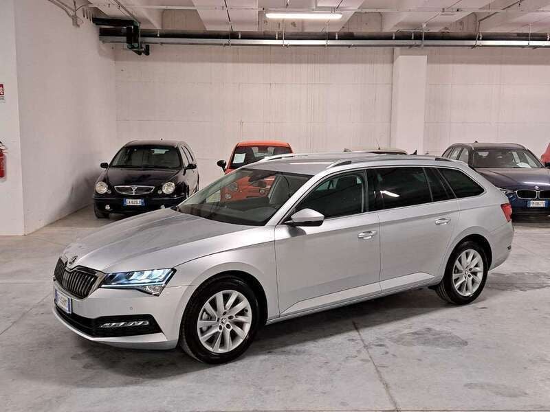 Begagnad Skoda Superb Executive 200 HK (147 kW) 2023 Silver Kombi
