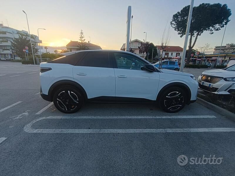 Usata Peugeot e-3008 154 kW (210 CV) 2024 Bianco SUV