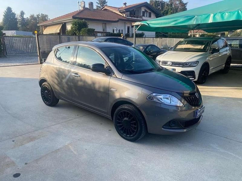Usata Lancia Ypsilon Silver 69 CV (50 kW) 2023 Grigio Utilitaria