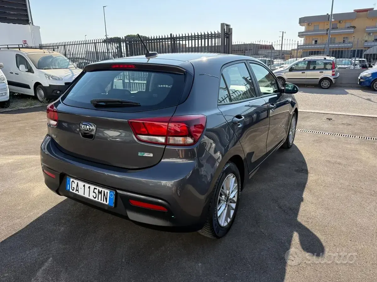 Usata Kia Rio 82 CV (60 kW) 2020 Grigio Berlina