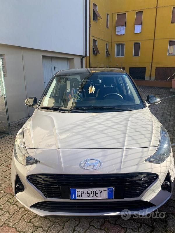 Grigio Usata 2023 Hyundai i10 Due volumi | 13.000 € (Buon prezzo) - Immagine 1/4