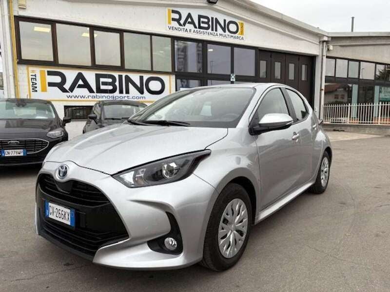 Grigio argento Usata 2024 Toyota Yaris Hybrid Business Edition Tre volumi | 19.000 € (Ottimo prezzo) - Immagine 1/4