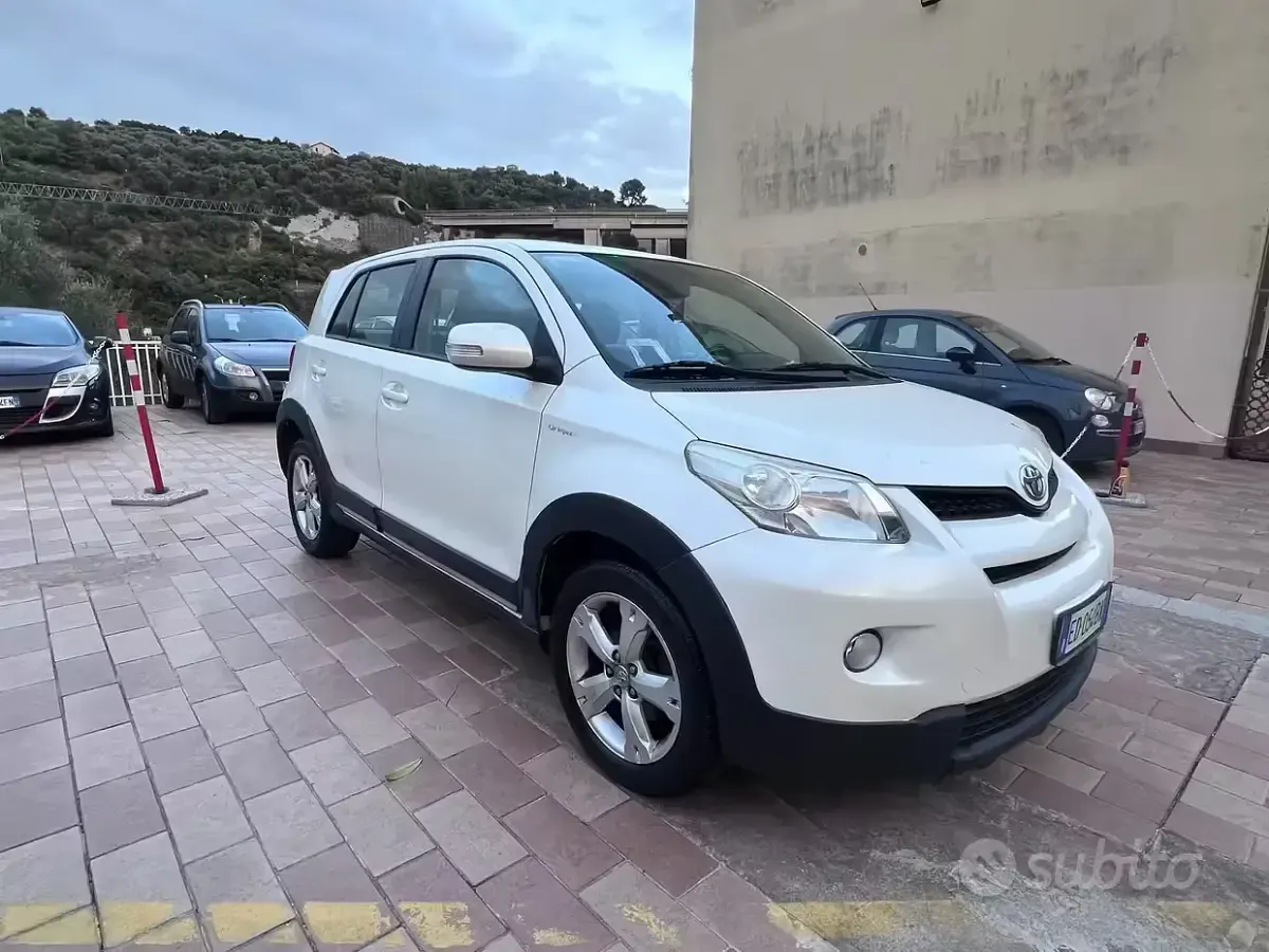 Usata Toyota Urban Cruiser Luxury 90 CV (66 kW) 2010 Bianco Utilitaria