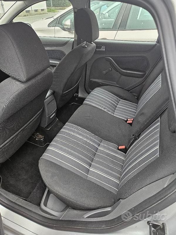 Usata Ford Focus Style 90 CV (66 kW) 2005 Grigio Station wagon