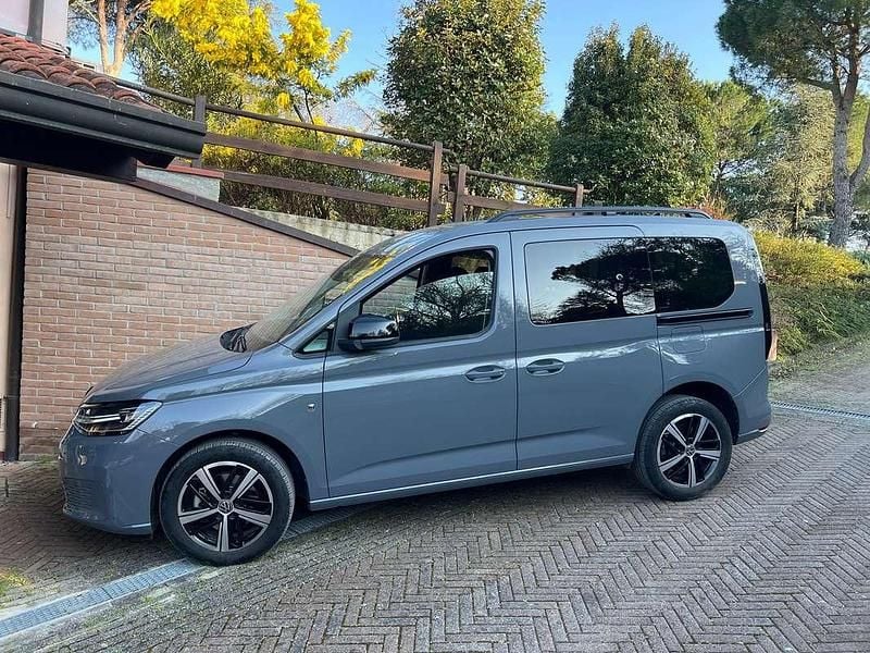 Usata VW Caddy Style 122 CV (89 kW) 2023 Blu/azzurro Monovolume