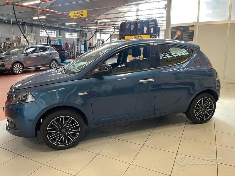 Usata Lancia Ypsilon Gold 69 CV (50 kW) 2022 Blu/azzurro Utilitaria