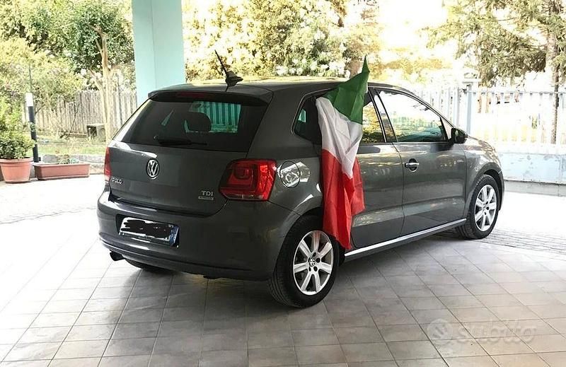 Grigio Usata 2010 VW Polo Highline Tre volumi | 5900 € (Buon prezzo) - Immagine 1/4