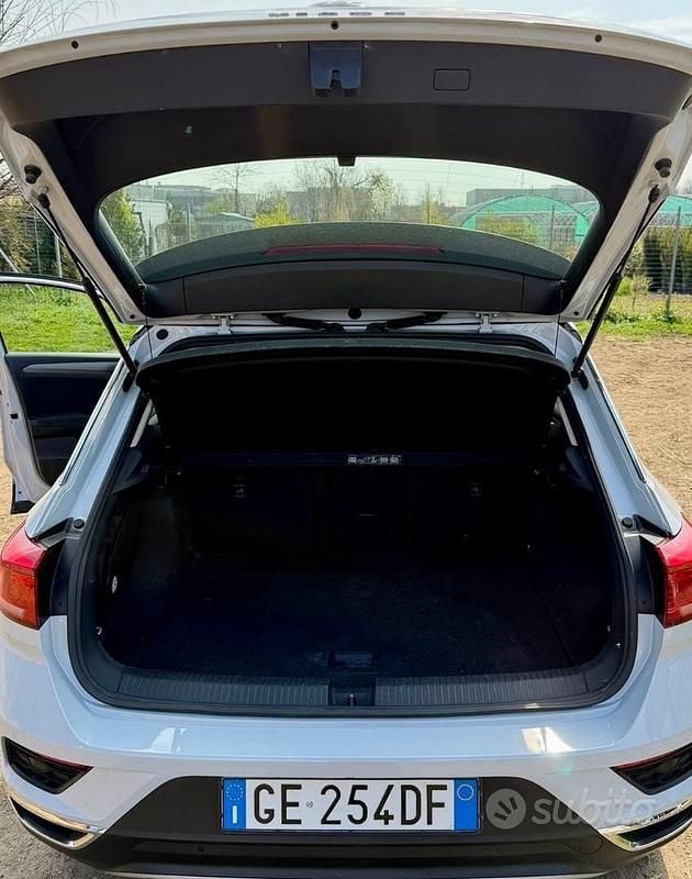 Käytetty VW T-Roc 110 HP (80 kW) 2021 Harmaa Katumaasturi