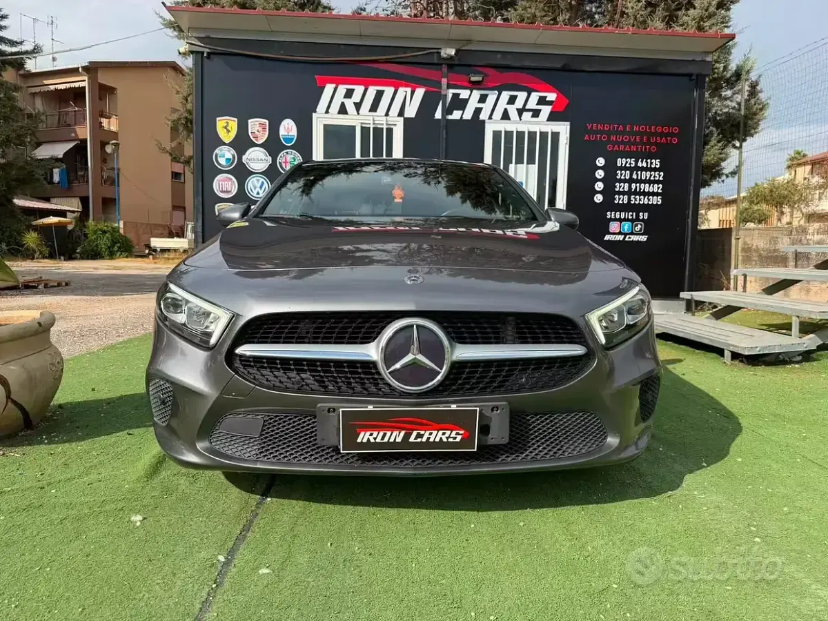 Usata Mercedes A180 116 CV (85 kW) 2019 Grigio Berlina