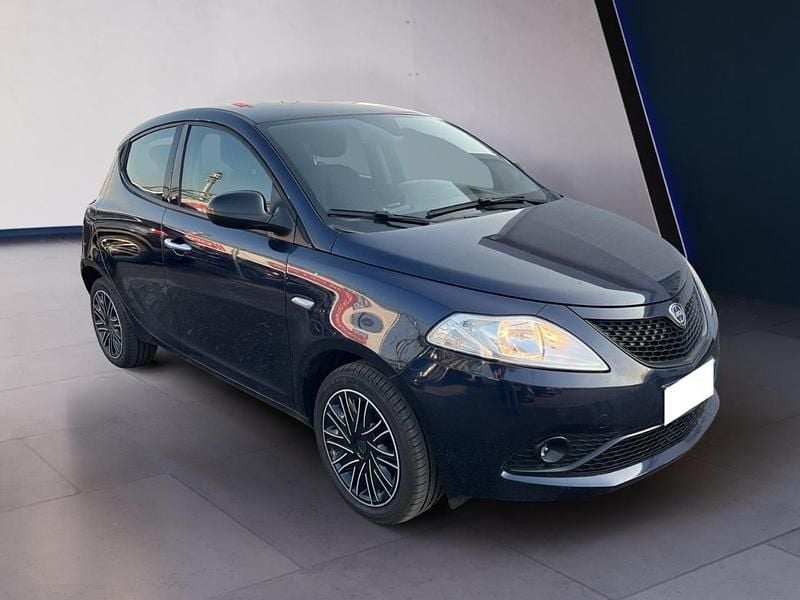 Usata Lancia Ypsilon Gold 70 CV (51 kW) 2021 Blu Utilitaria