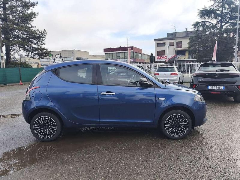 Usata Lancia Ypsilon 69 CV (50 kW) 2022 Blu/azzurro Utilitaria