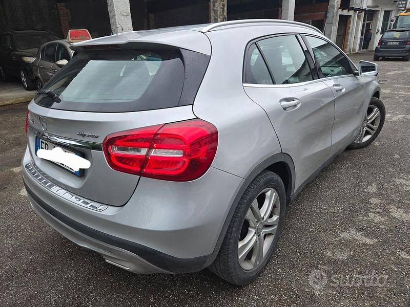 Usata Mercedes GLA180 109 CV (80 kW) 2015 Grigio SUV