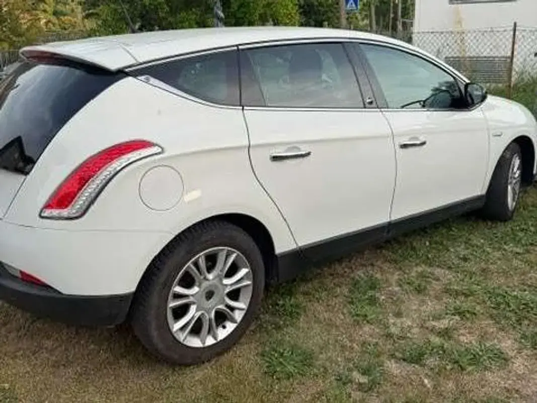 Usata Lancia Delta Silver 120 CV (88 kW) 2013 Bianco Utilitaria