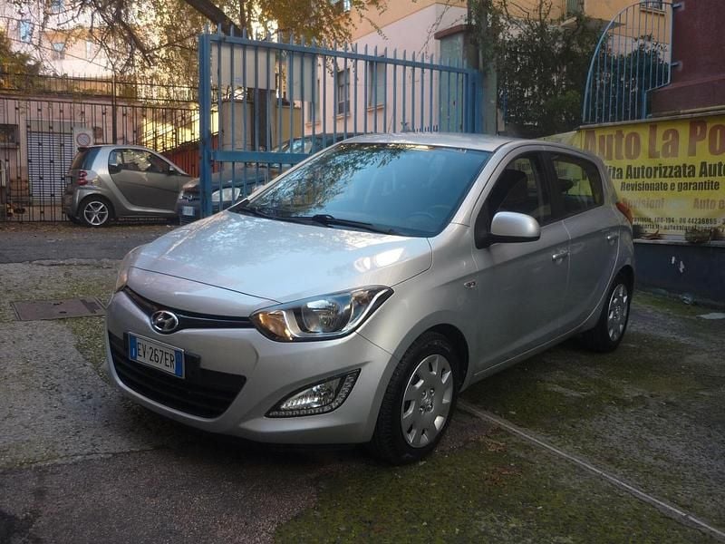 Argento Usata 2014 Hyundai i20 Classic Tre volumi | 5600 € (Buon prezzo) - Immagine 1/4