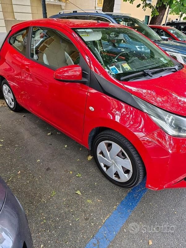 Usata Toyota Aygo 69 CV (50 kW) 2015 Rosso Utilitaria