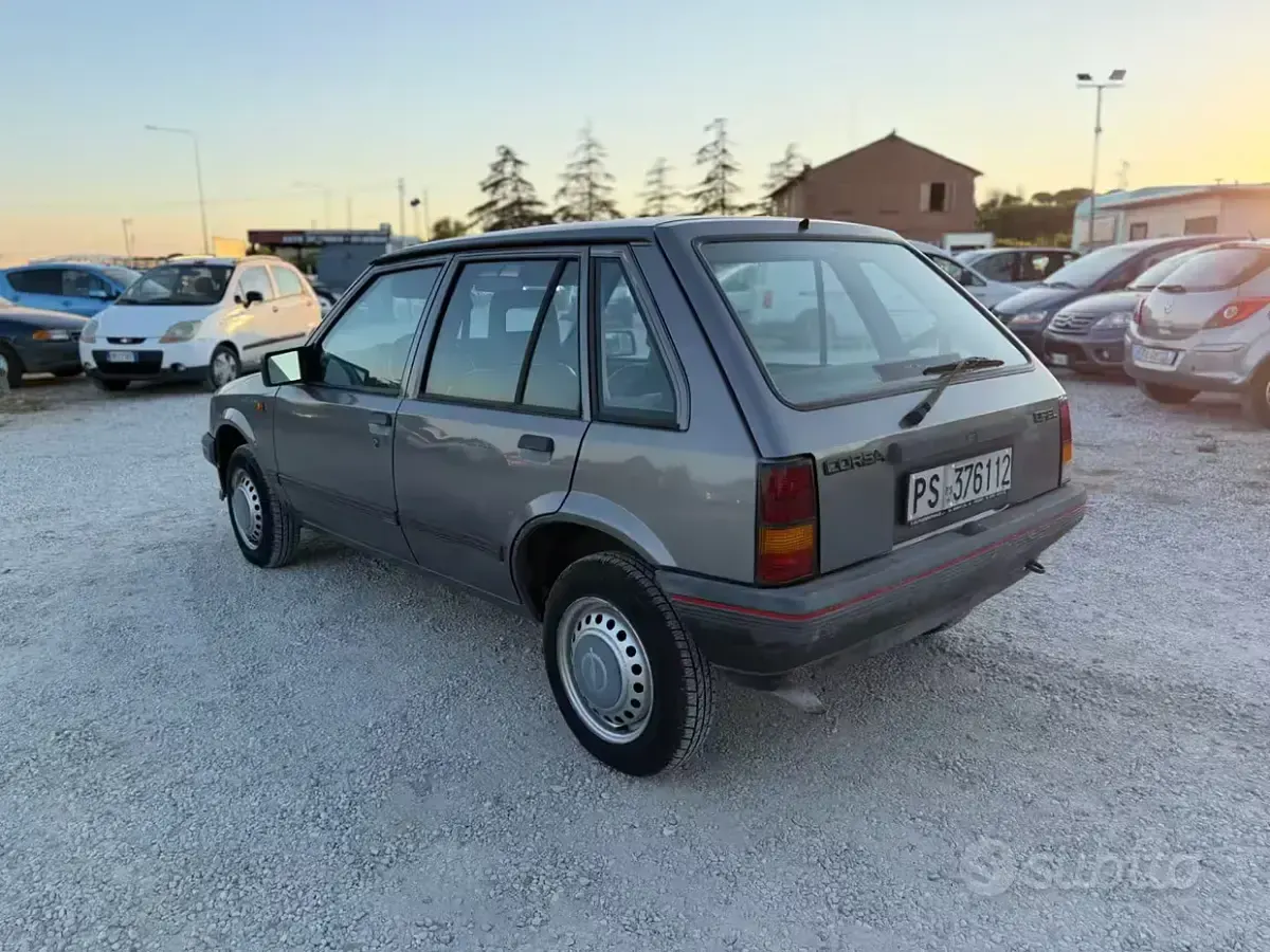 Usata Opel Corsa 45 CV (33 kW) 1989 Grigio Berlina