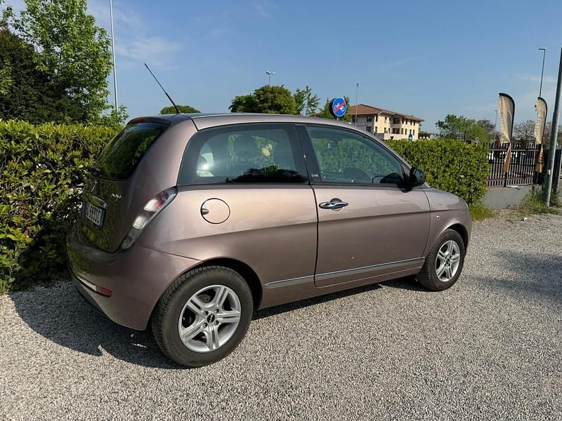 Usata Lancia Ypsilon 75 CV (55 kW) 2011 Viola Utilitaria