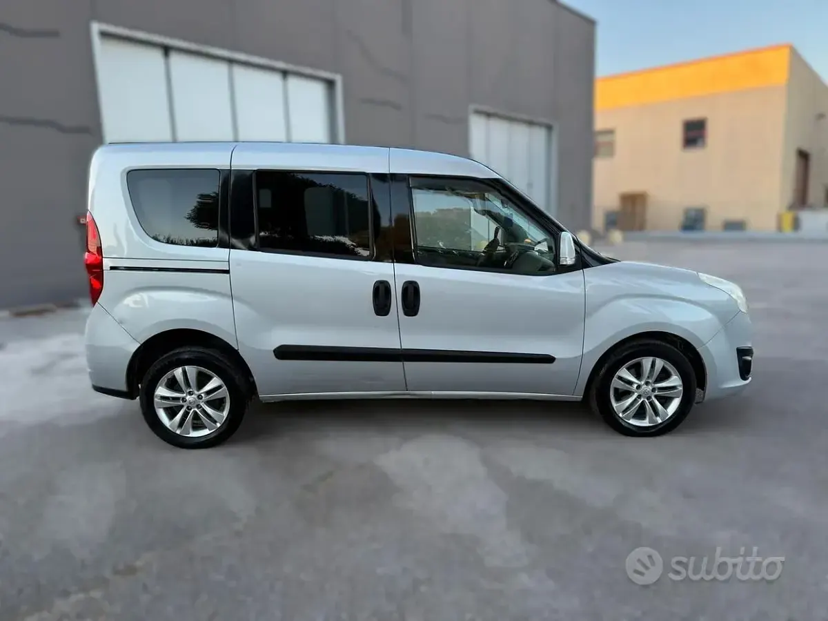 Usata Opel Combo 105 CV (77 kW) 2014 Blu Monovolume