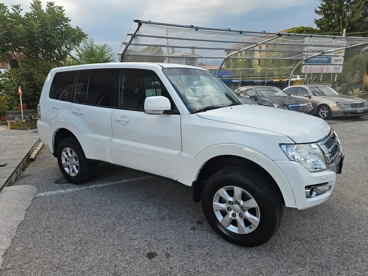 Usata Mitsubishi Pajero Instyle 190 CV (139 kW) 2016 Bianco SUV