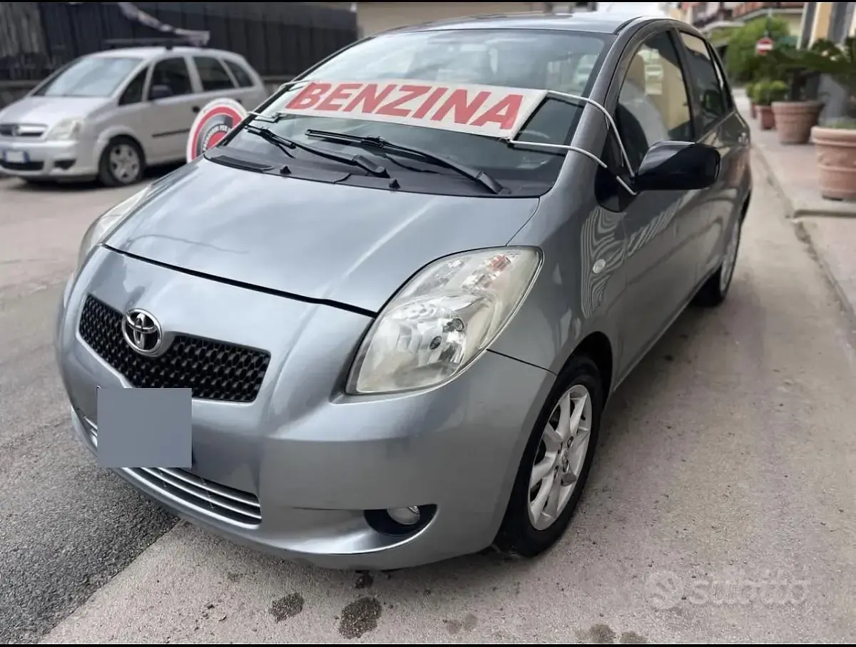 Usata Toyota Yaris 69 CV (50 kW) 2006 Grigio Berlina