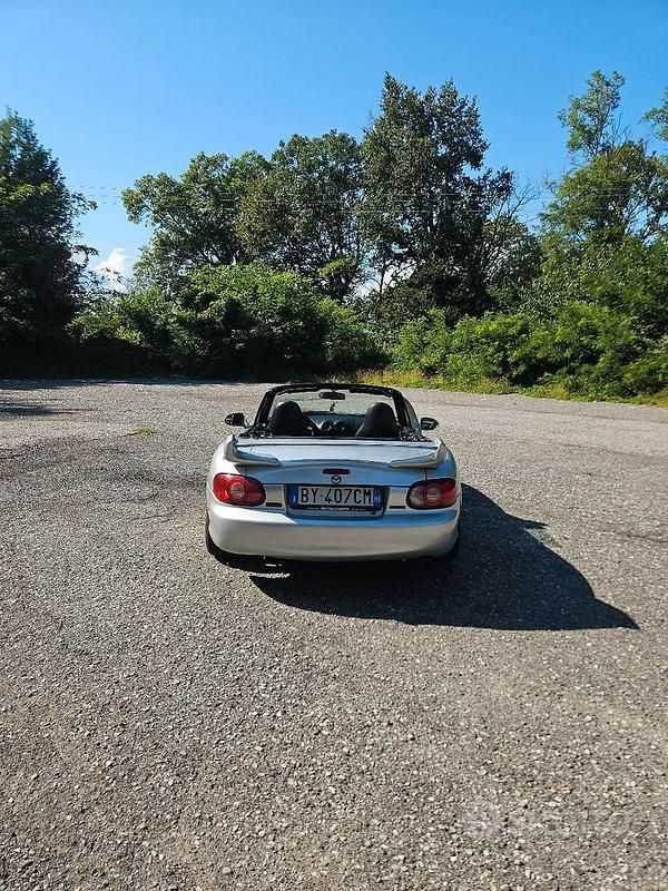 Usata Mazda MX5 90 CV (66 kW) 2001 Grigio Cabrio