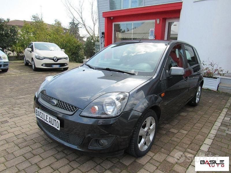 Usata Ford Fiesta Ghia 79 CV (58 kW) 2006 Grigio Utilitaria