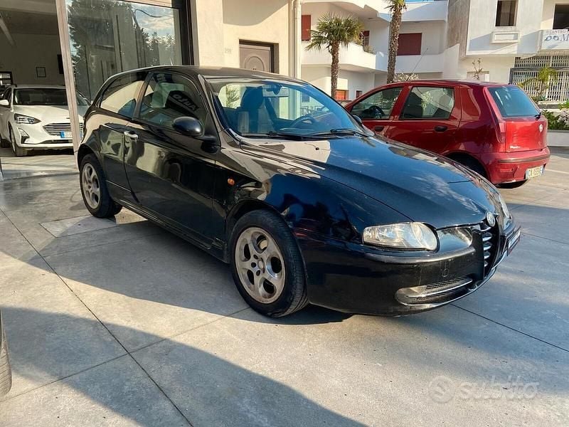Nero Usata 2003 Alfa Romeo 147 Distinctive Due volumi | 1500 € (Buon prezzo) - Immagine 1/4