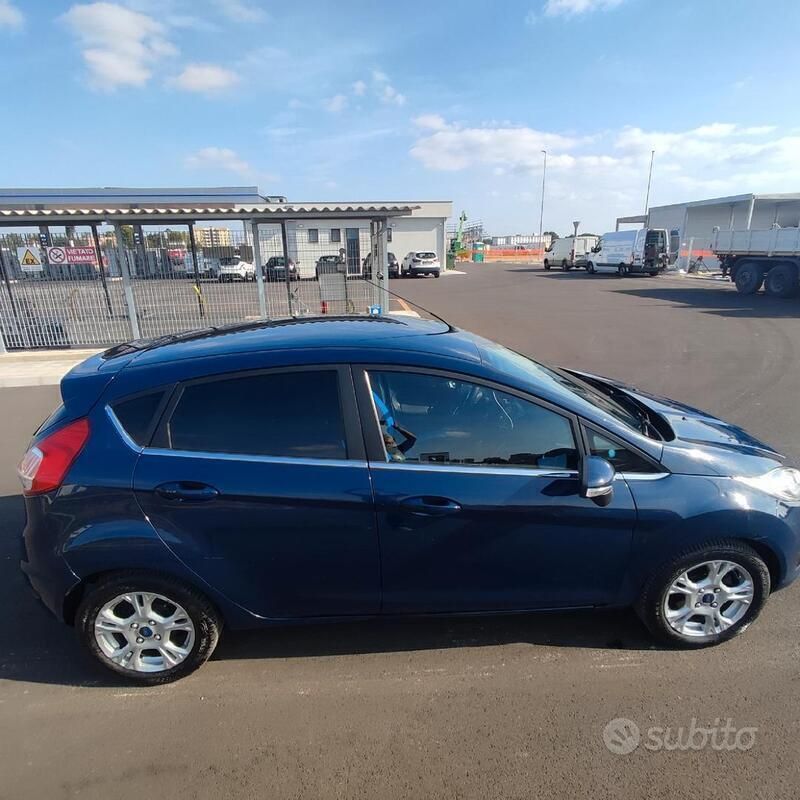 Usata Ford Fiesta Titanium 97 CV (71 kW) 2016 Blu Utilitaria