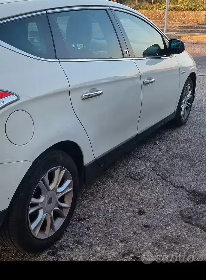 Usata Lancia Delta 120 CV (88 kW) 2012 Bianco Utilitaria