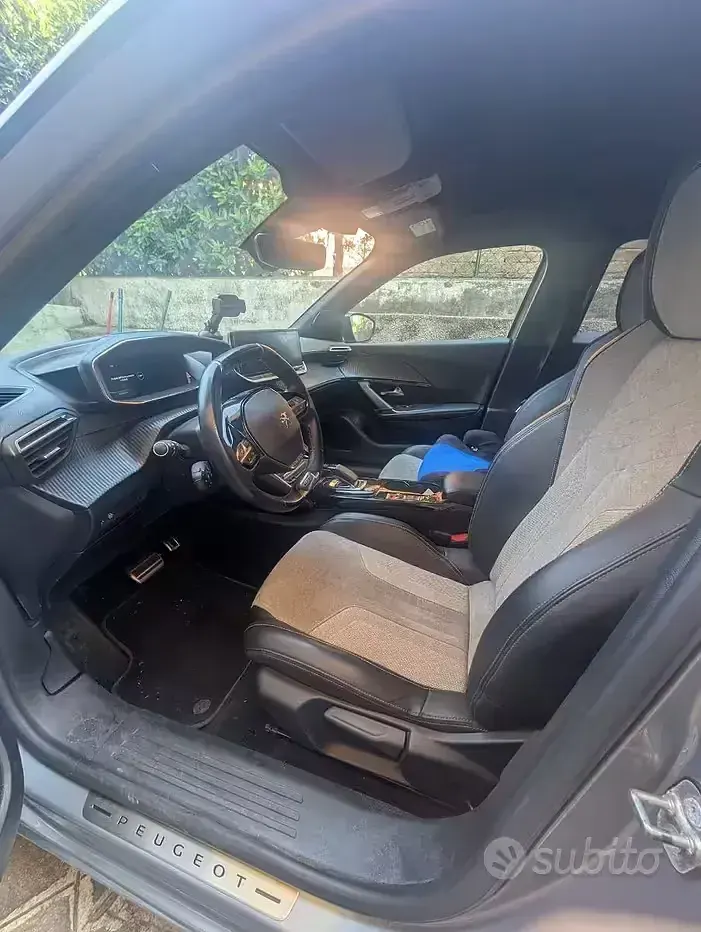 Usata Peugeot e-2008 GT 56 kW (77 CV) 2021 Grigio SUV