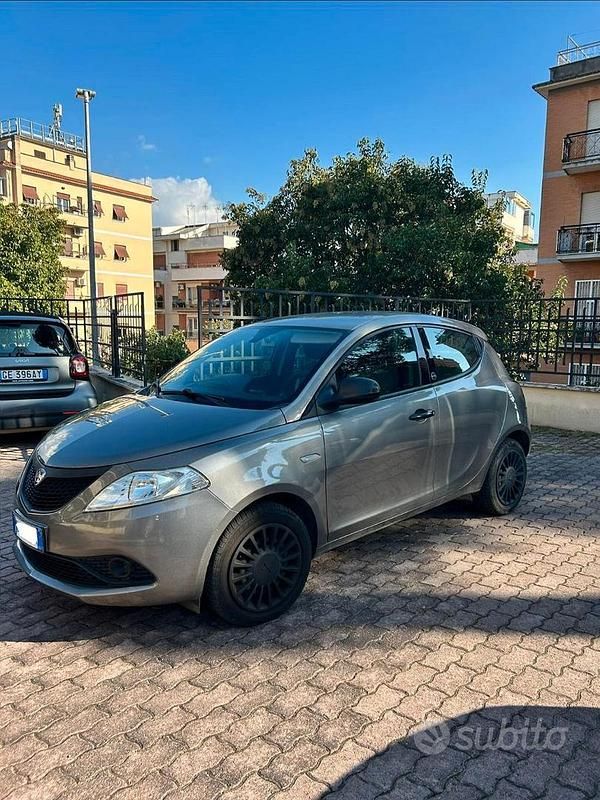 Usata Lancia Ypsilon 80 CV (58 kW) 2020 Grigio Utilitaria