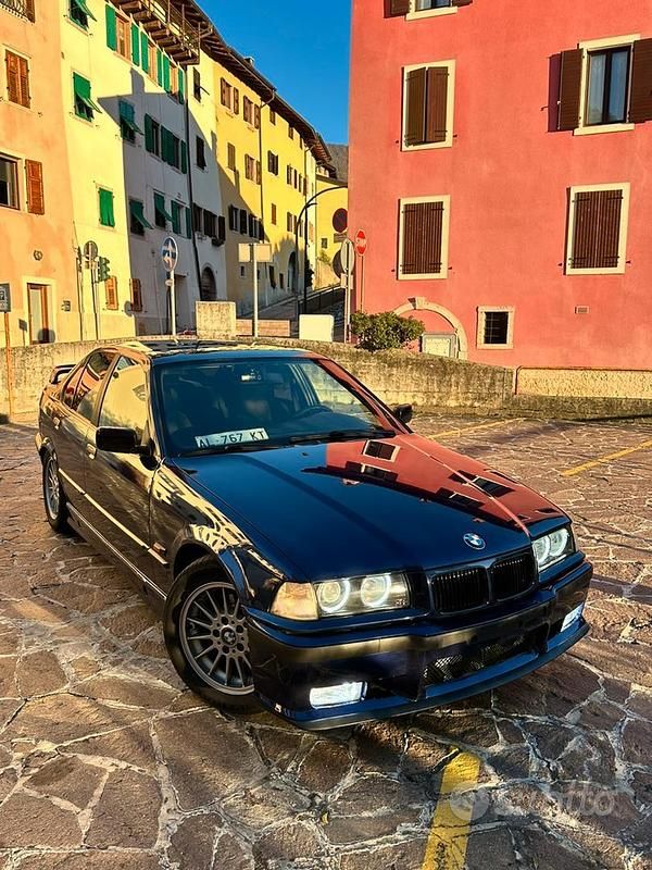 Usata BMW 318 115 CV (84 kW) 1994 Blu Berlina
