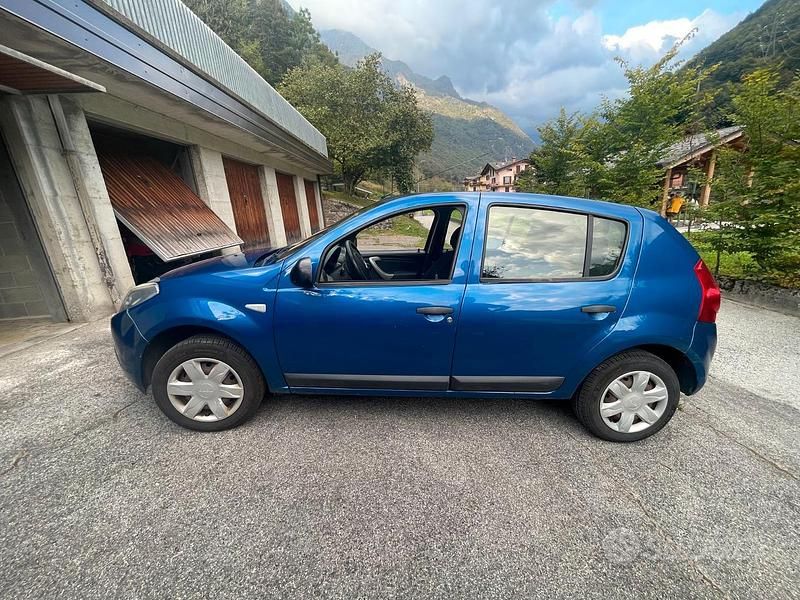 Blu Usata 2010 Dacia Sandero Due volumi | 2500 € (Ottimo prezzo) - Immagine 1/4