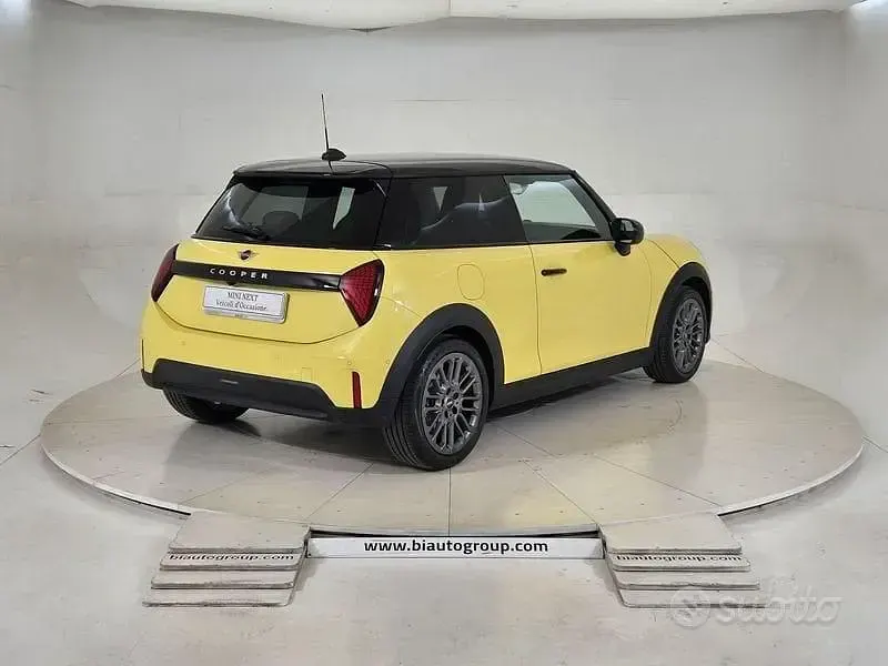 Nuova Mini Cooper Favoured 114 kW (156 CV) 2026 Giallo Utilitaria