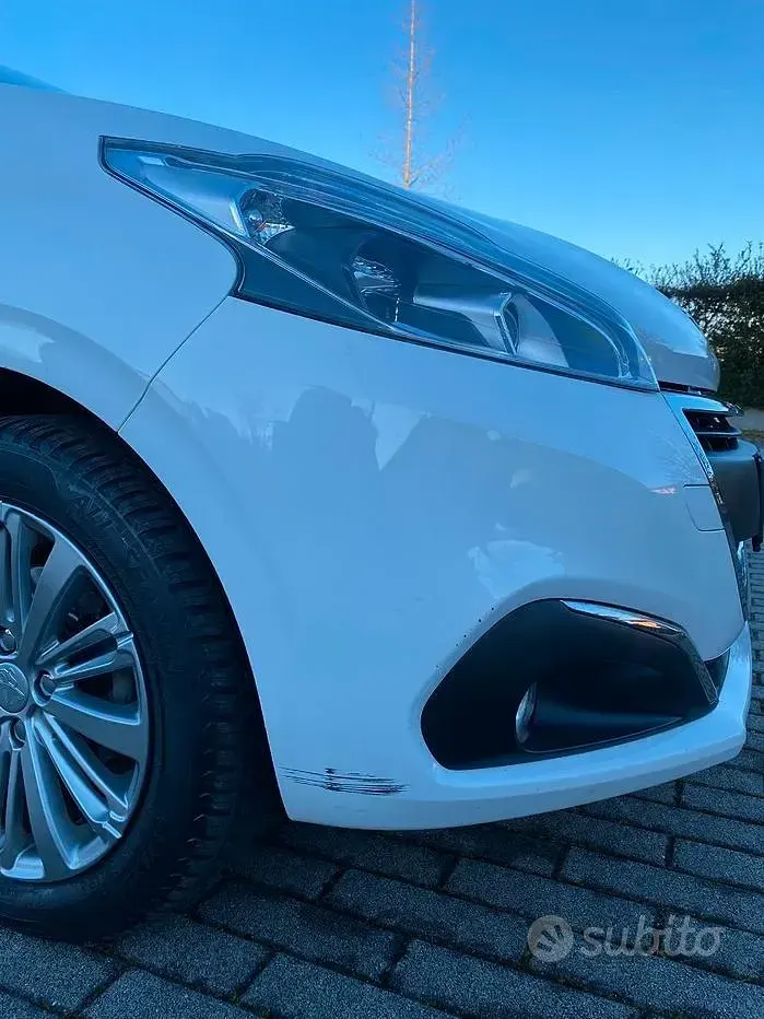 Usata Peugeot 208 Active 82 CV (60 kW) 2018 Bianco Utilitaria