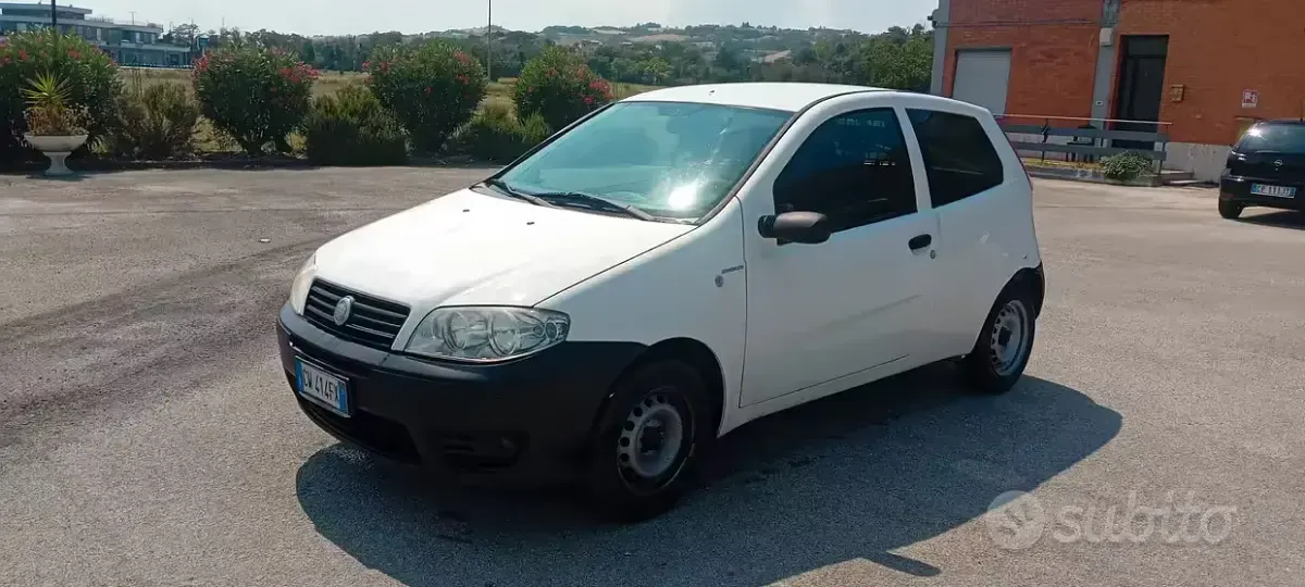 Usata Fiat Punto 60 CV (44 kW) 2005 Bianco Utilitaria