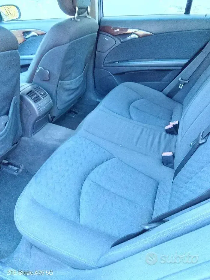 Usata Mercedes E220 150 CV (110 kW) 2004 Blu Berlina