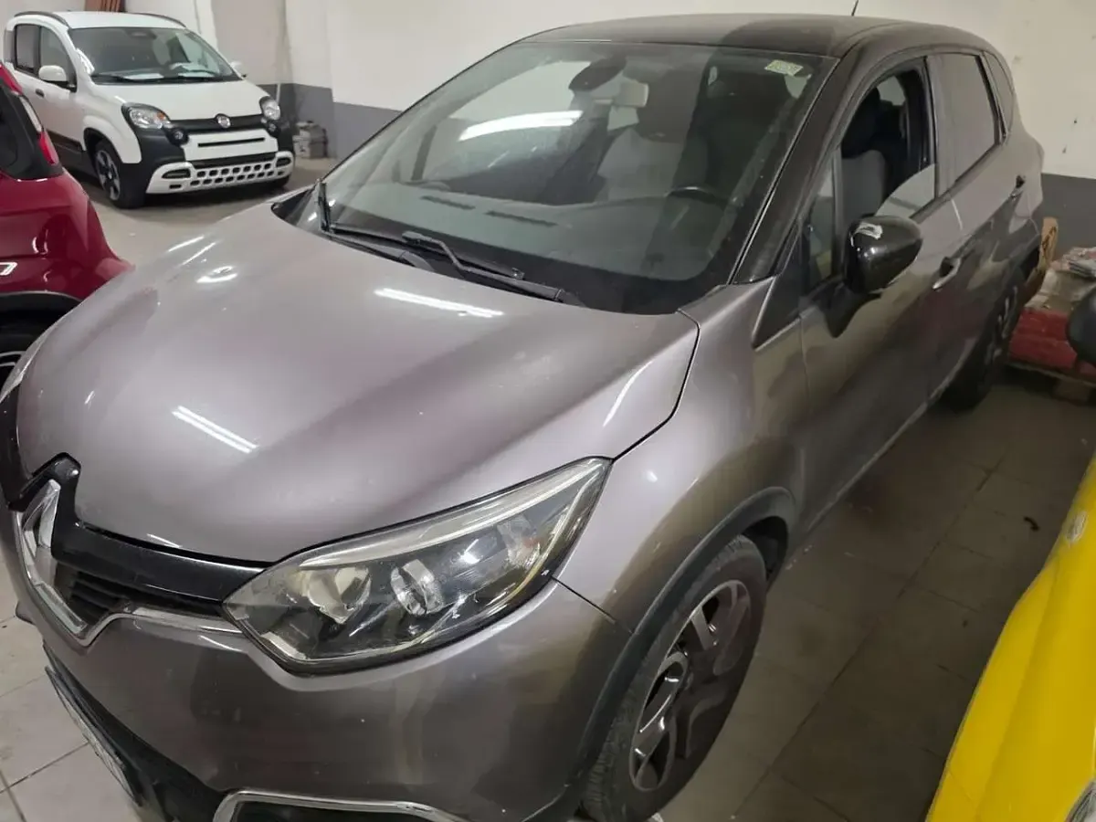 Usata Renault Captur Zen 90 CV (66 kW) 2016 Grigio SUV