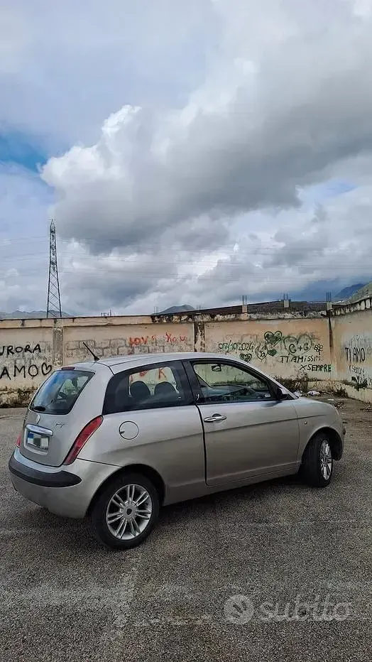 Usata Lancia Ypsilon 75 CV (55 kW) 2004 Grigio Utilitaria