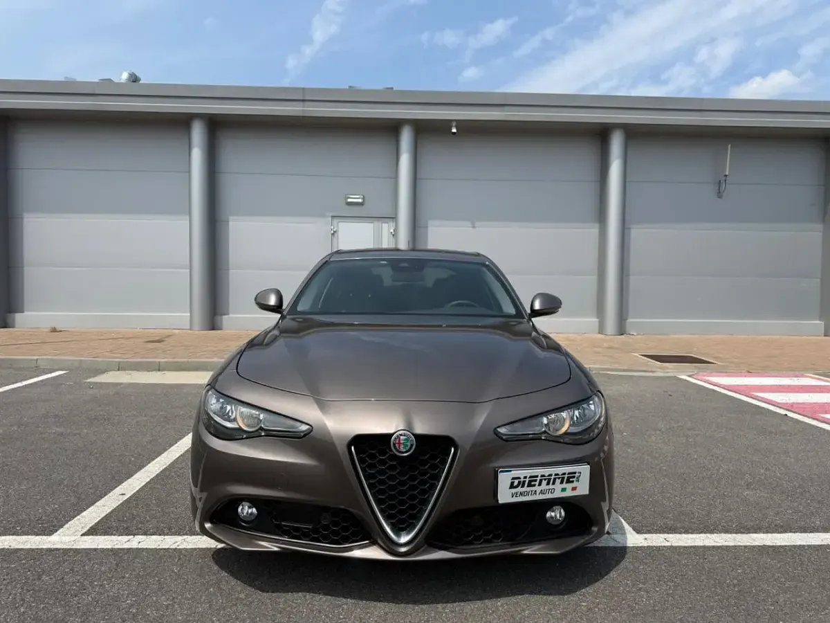 Usata Alfa Romeo Giulia Super 180 CV (132 kW) 2018 Marrone Berlina